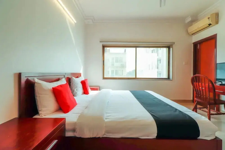 Makers Hotel by OYO Rooms