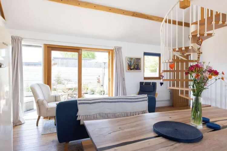 Spacious Coastal Retreat for 10 in West Wittering