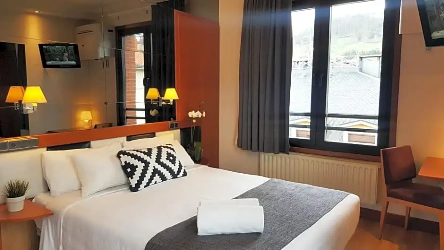 Standard room with mountain view