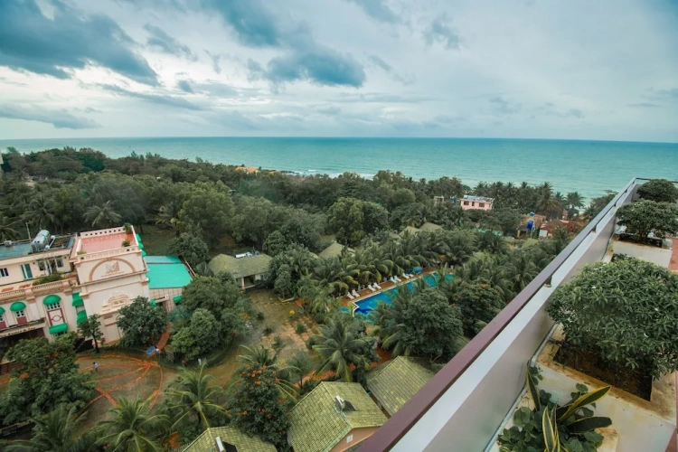 Deluxe Triple room with balcony and with city view