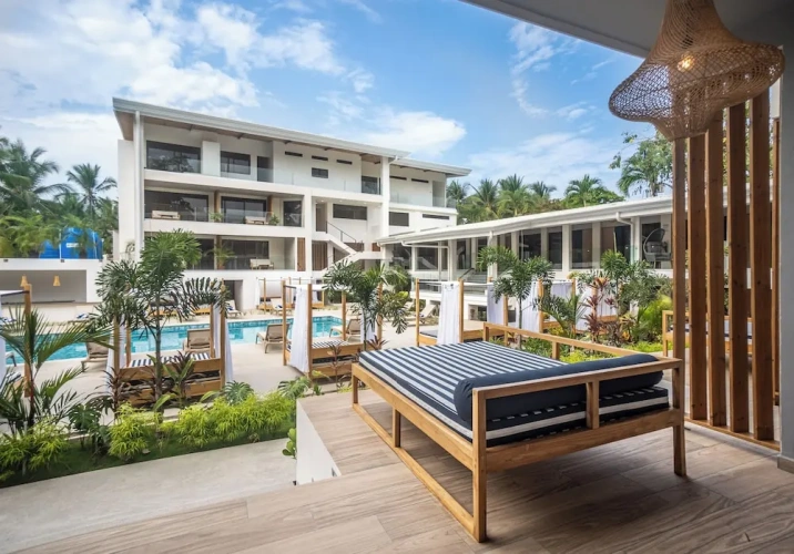 Premium Suite with pool view