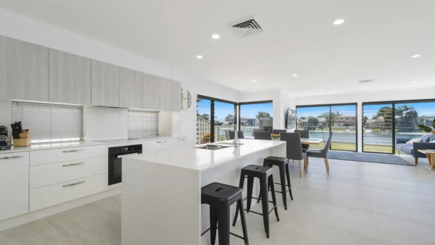 Floating On The Canals - 80 Commodore Cres