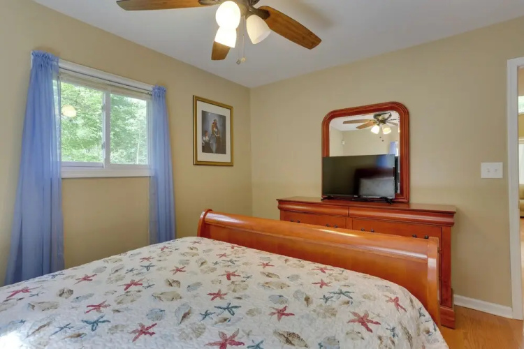 Pools, Hot Tub & More: Bushkill Mountain Getaway!