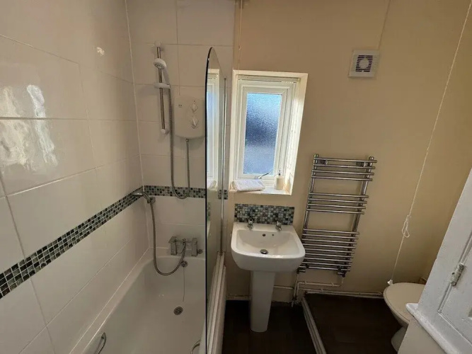 Comfortable 4-bed Home With Free Parking