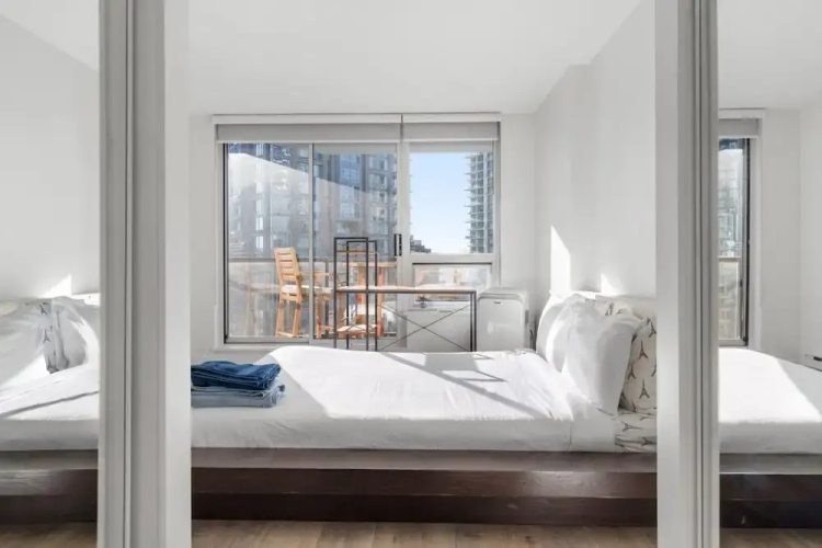 Luxe 2BR Condo w Skyline Views In-suite Laundry