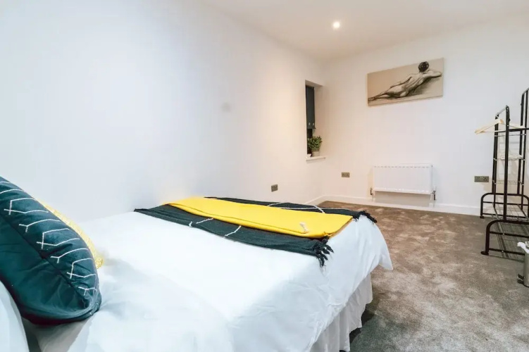 Charming 2-bed Apartment in Purley