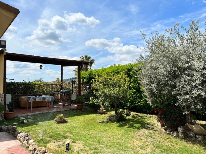 Apartment with garden view