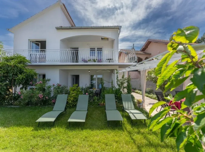 4 Bedrooms Cottage