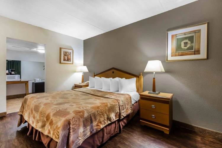 Econo Lodge Inn & Suites