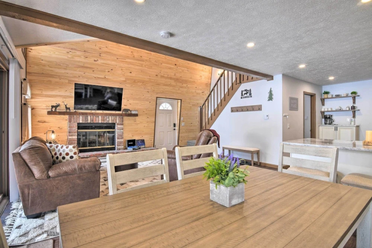 Tobyhanna Cabin w/ Deck, Community Pool & Golf!