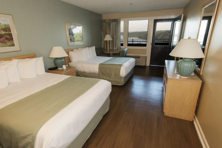 Standard Quadruple room with balcony and with lake view