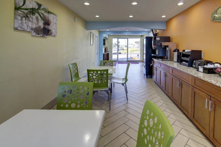 Econo Lodge At Military Circle photo 12