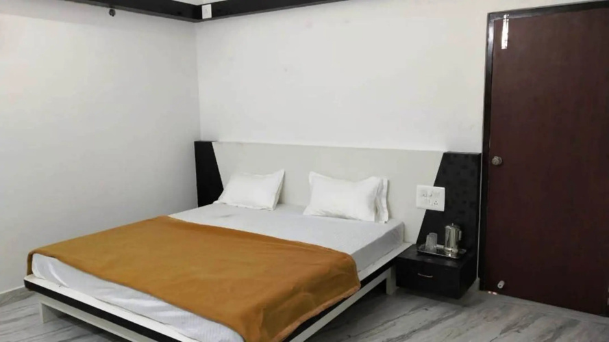 iROOMZ S Silver Suites