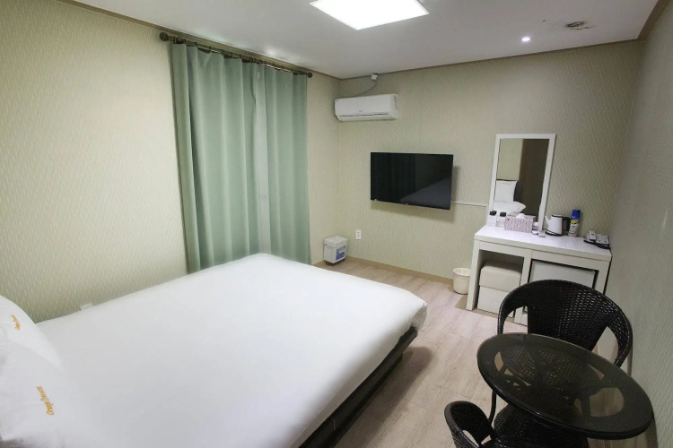 Orange Tree Hotel & Cafe