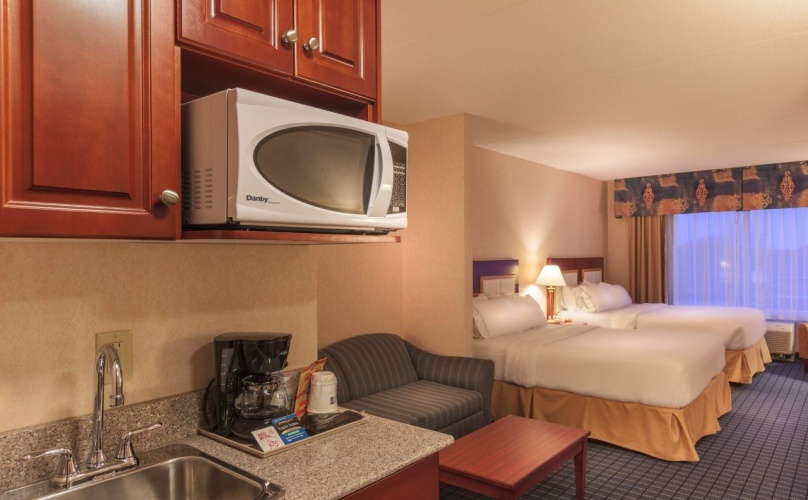 Holiday Inn Express & Suites Belleville photo 35