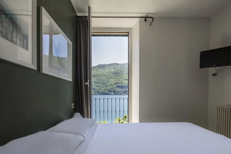 Superior Double room with balcony and with lake view