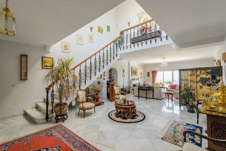 5 Bedrooms Villa with Private Pool
