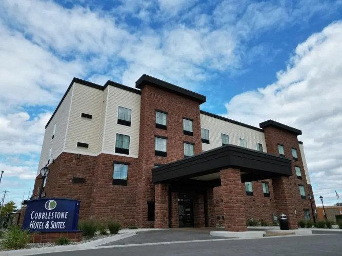 Cobblestone Hotel & Suites - Waukesha - Waukesha, WI