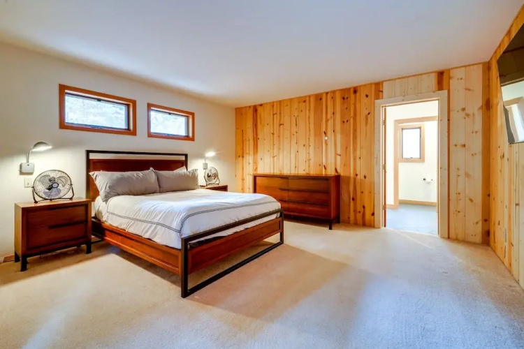 5 Mi to Donner Lake: Cabin w/ Deck + Pool Access!