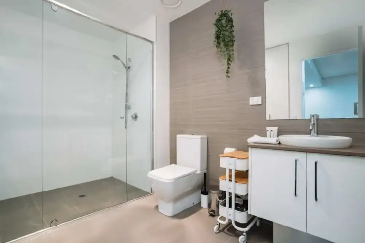 Comfy 1-bed With Spacious Courtyard & Parking