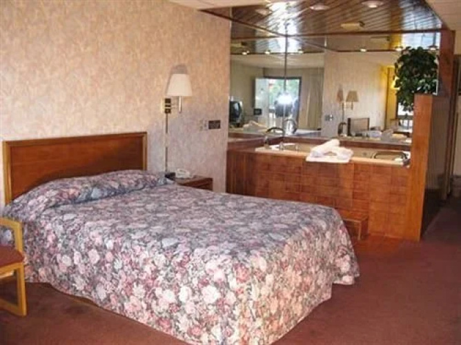 Mayflower Motel And Suites