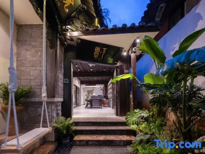 Under the Tree Chun Leisurely Courtyard