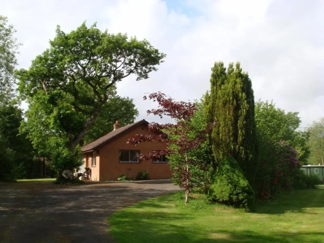 2 Bedrooms Bungalow