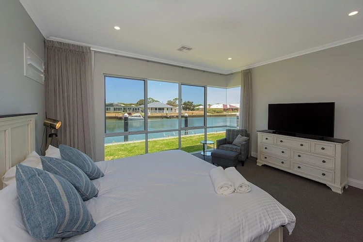 4 Bedrooms Deluxe Cottage