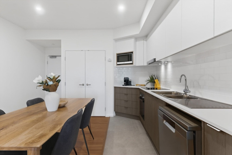 Bright Newly 2 Bed Apartment With Balcony Views