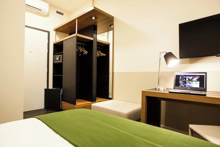 Superior Triple room with city view