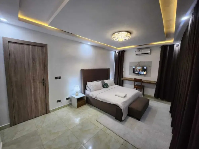 Charming 2- Bedroom Duplex