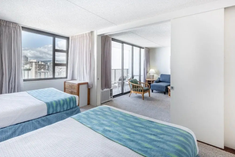 Waikiki Banyan Tower -QQE