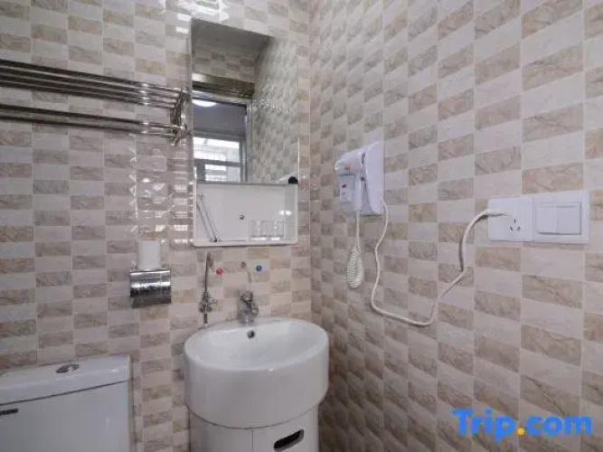 Yangzhong Yizhou Hotel