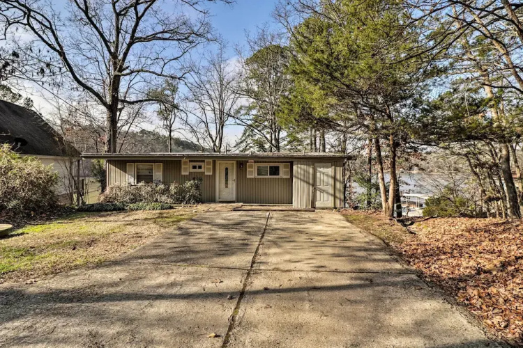 Riverfront Deck + Fire Pit: Hot Springs Retreat!