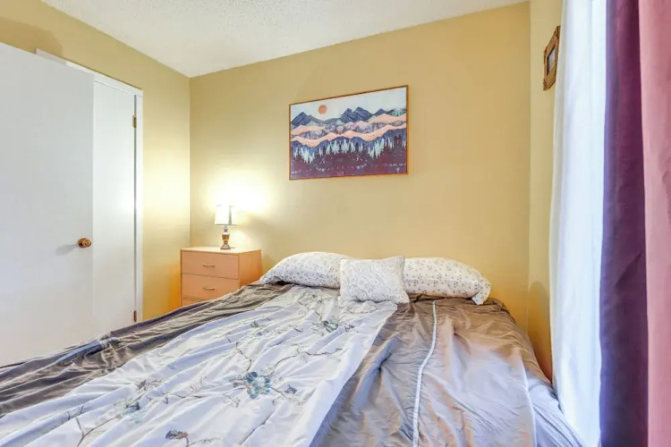 < 1/2 Mi to Sugarbush Resort: Condo w/ Deck!