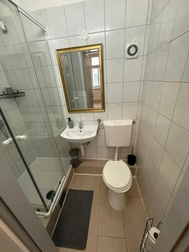 1BR Plus LR Apt Top Vienna Location