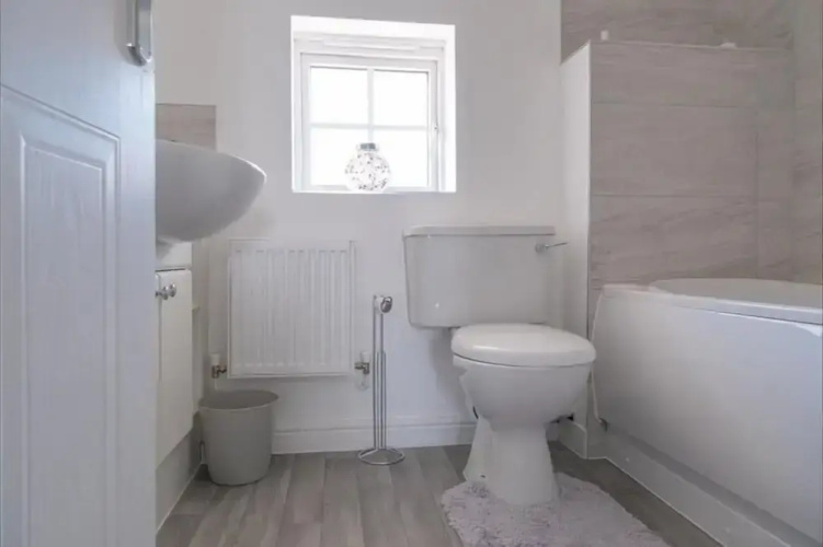 Sleeps 5 - Private Garden- Free Parking