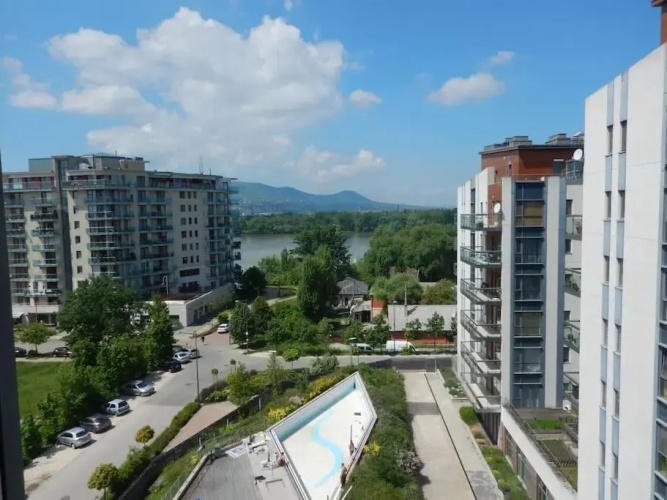 Imádnivaló medencés hotellakás szaunával.