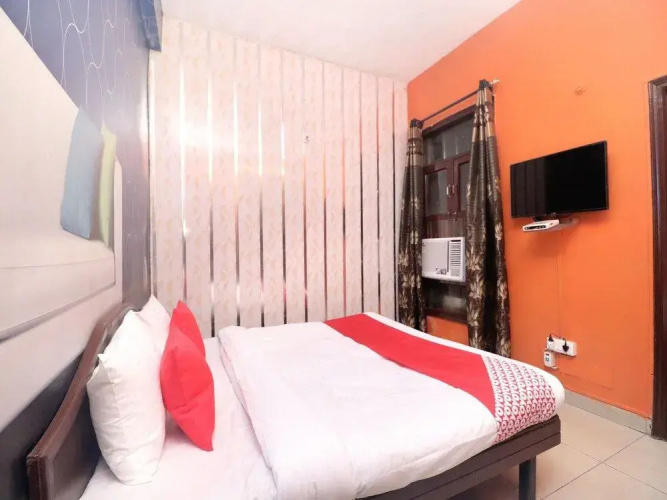 OYO 14876 Hotel Samrat