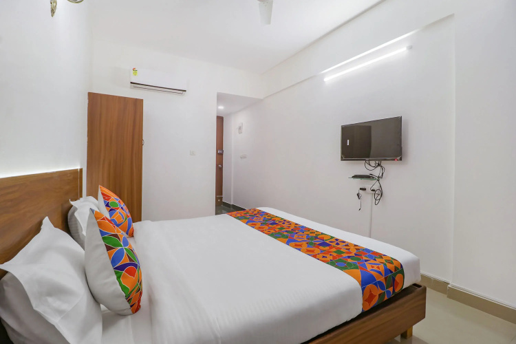 Fabhotel Zeke