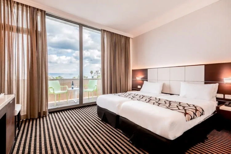 1 Bedroom Classic room with balcony and with lake view