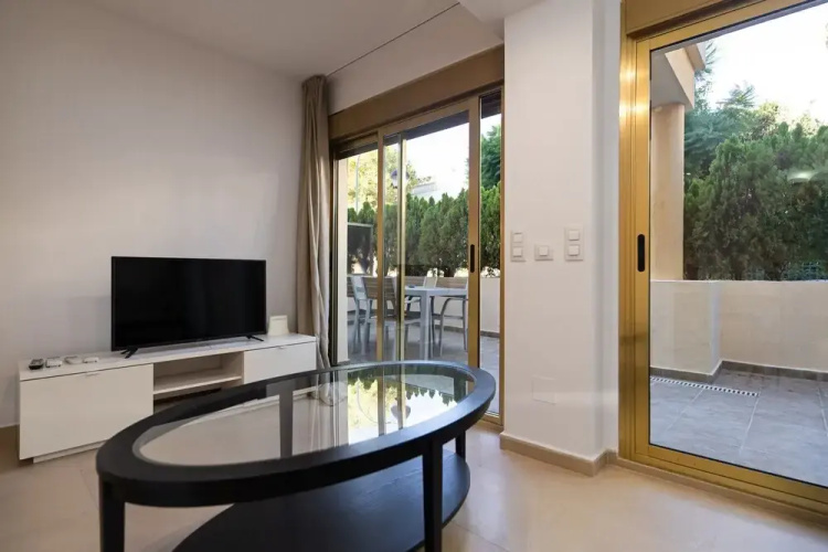Beachside Apartment With Shared Pool