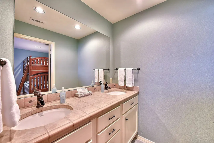 4BR Lakeway Waterfront by RedAwning