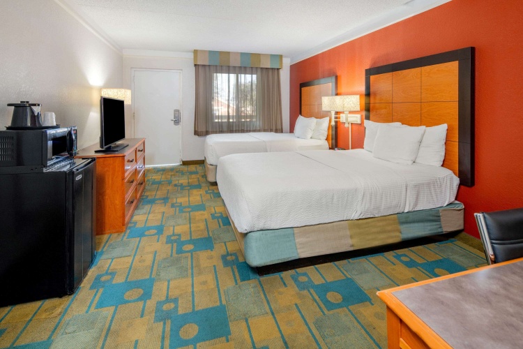 La Quinta Inn & Suites by Wyndham Irvine Spectrum photo 6