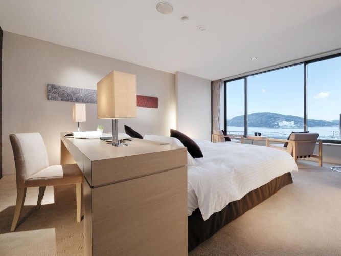 Standard Twin room with harbour view