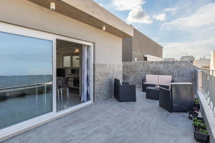 STYLISH 2-Bedroom Penthouses - Terrace with Views