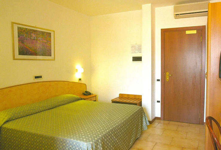 Hotel Holiday