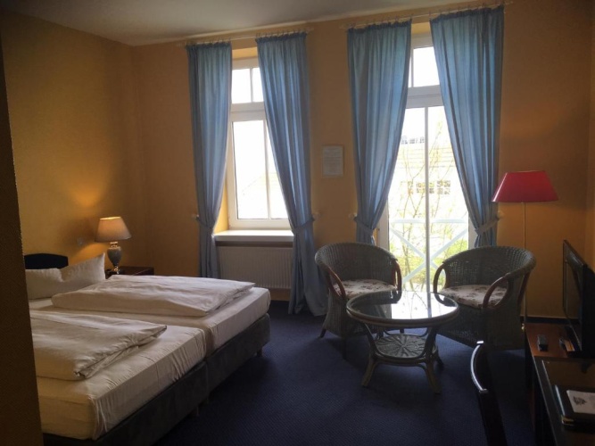 Standard Double room with partial sea view