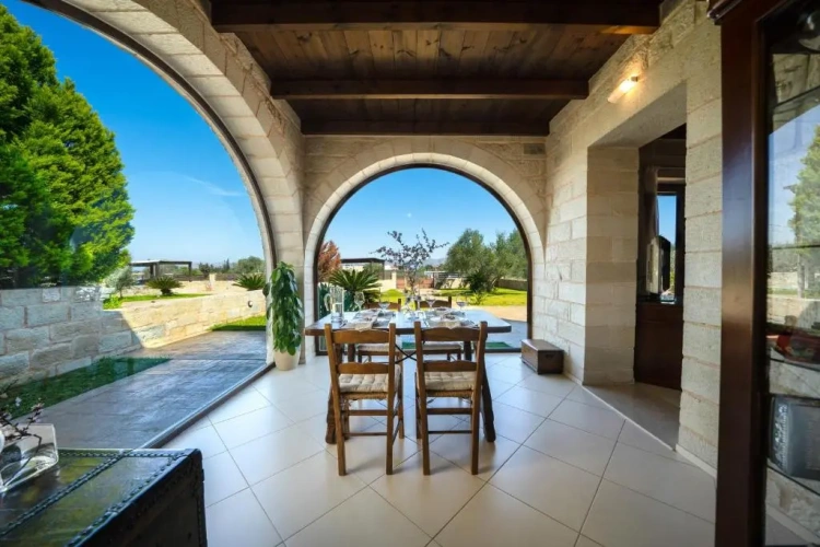 2 Bedrooms Villa
