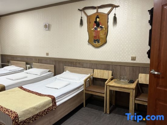 Standard Triple room
